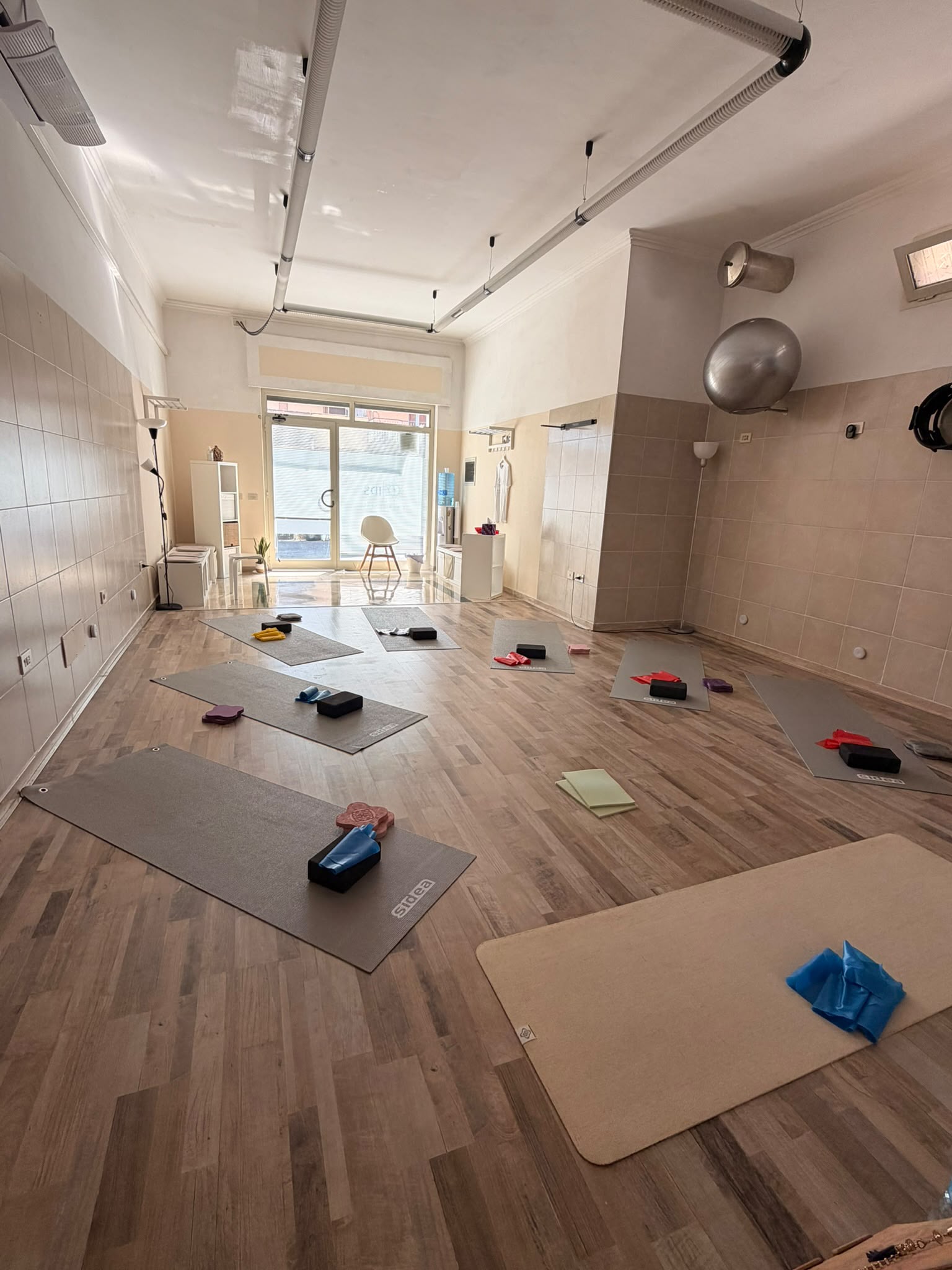 Sala attrezzata del centro I Dodici Sensi con materiali per la pratica