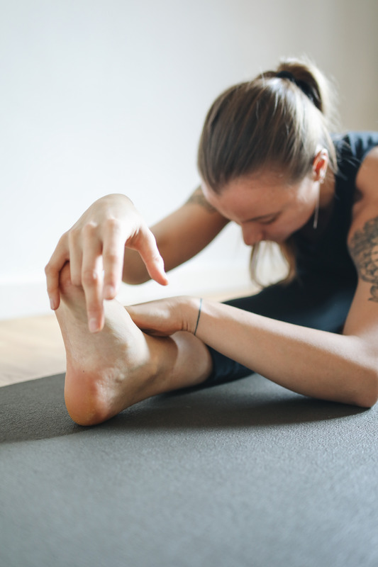 Esercizio di allungamento durante una lezione di stretching